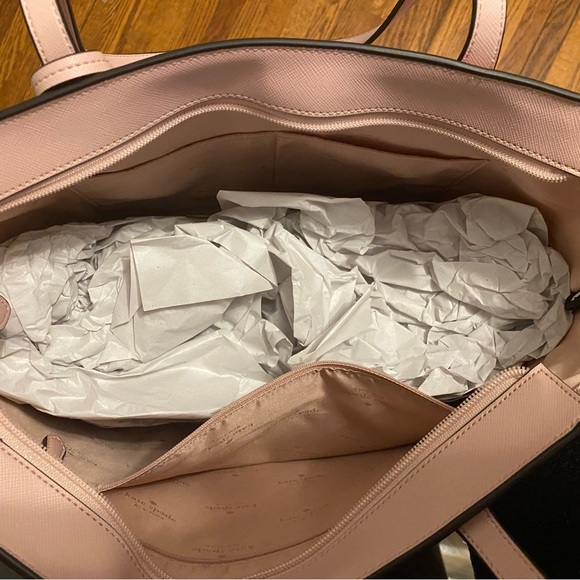 Good for office carry on,fit’s a laptop very easily as it’s generous in size. - Picture 6 of 8